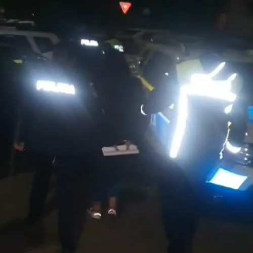 Trei tineri din Suceava reținuți pentru vandalizarea autoturismelor