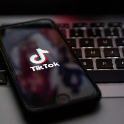 Provocări pe TikTok generează automutilare în rândul adolescenților din Gjakova, Kosovo