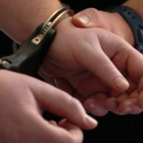 Femeie de 40 de ani reținută împotriva voinței sale, trei bărbați arestați în Buzău