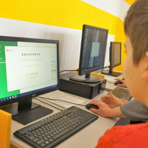 Elevii și studenții vor primi bonurile valorice pentru calculatoare până pe 12 noiembrie