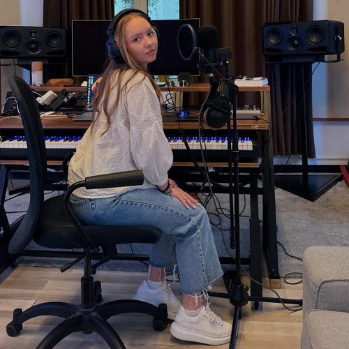 Alexia Tudose, fata care și-a recăpătat brațele după un accident cumplit, se bucură de viață și muzică