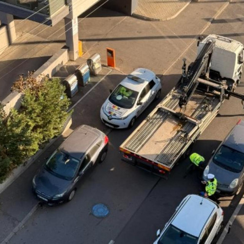 Ridicarea mașinilor, un fenomen tot mai frecvent pe strada Dumbrava Roșie din Cluj