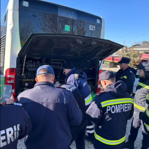 Pompierii din țară se pregătesc la Brașov pentru intervenții la incendii auto și pe mijloace de transport electrice