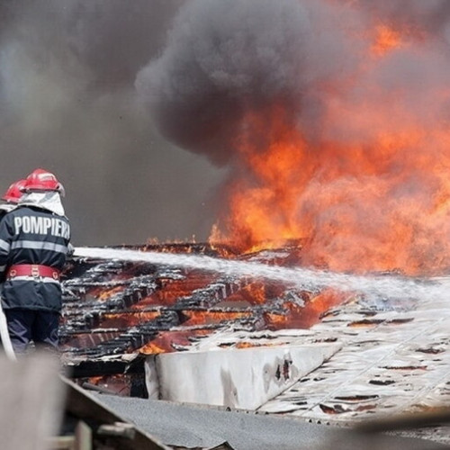 Incendiu devastator în comuna Mosoaia, două persoane afectate