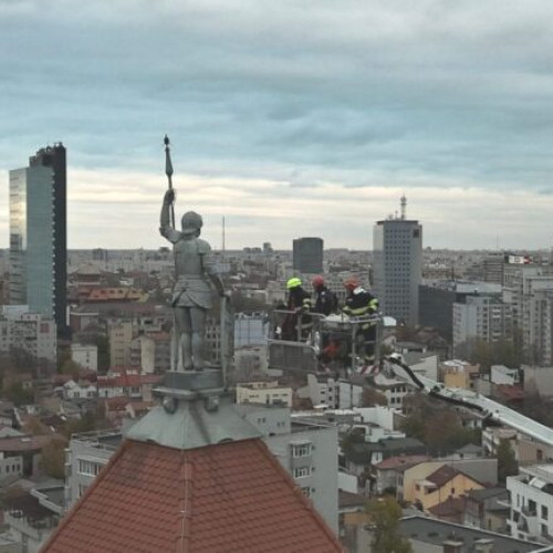 Pompierii intervin pentru salvarea scutului statuii Sfantului Dimitrie din Primăria Sectorului 1