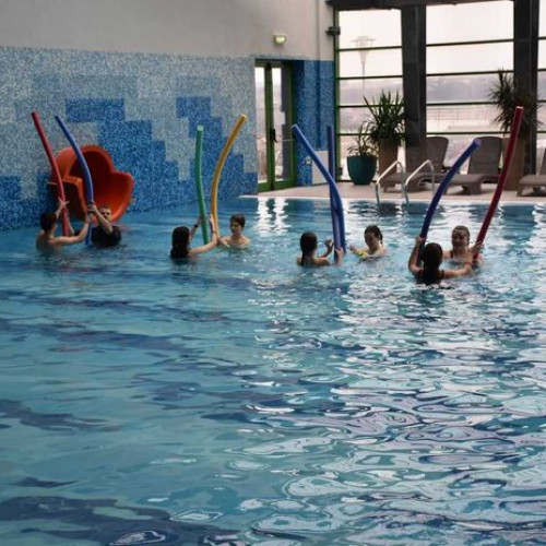 Elevii din Botoșani beneficiază de acces gratuit la patinoar și piscină în fiecare luni