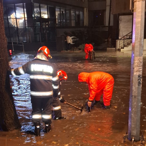 Pompierii intervin în Constanța pentru a face față inundațiilor