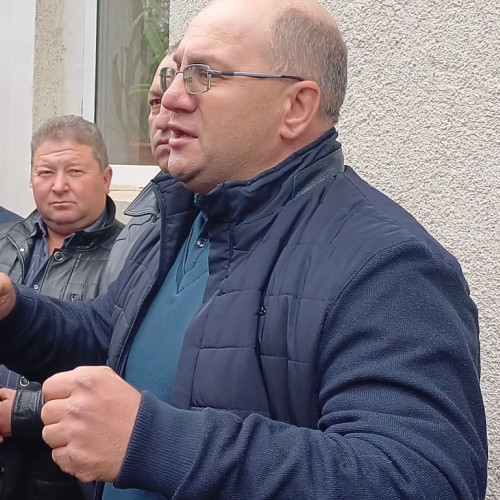 Fermier din Botoșani, disperat din cauza prețurilor mici la lapte