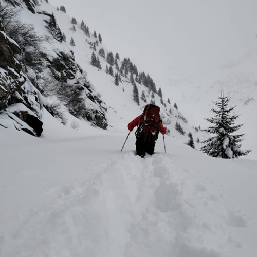 Ninsori consistente la munte, salvamontiștii recomandă evitarea traseelor de mare altitudine