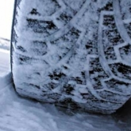 Legislația rutieră prevede echiparea mașinilor cu anvelope de iarnă în sezonul rece