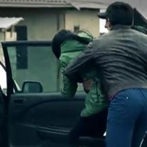 Trei tineri arestați pentru răpirea unei femei