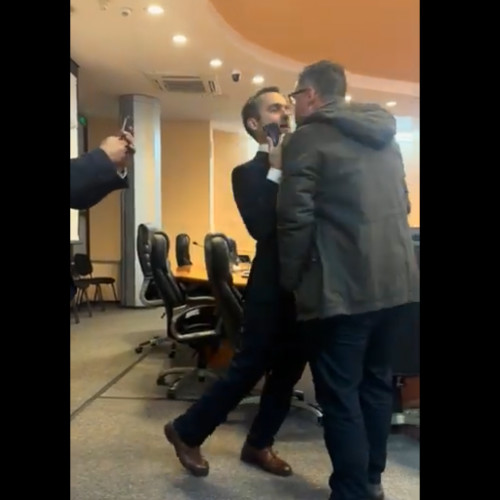 Imbrânceli în sala de consiliu a Primăriei Brașov după o ședință tensionată