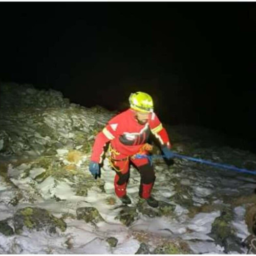 Salvatorii montani din Dâmbovița caută două persoane rătăcite în zona Scropoasa