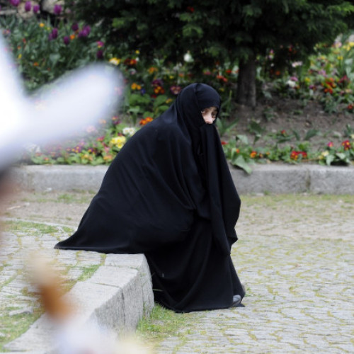 Interzicerea acoperirii feței în spațiile publice din Elveția, începând din 2025