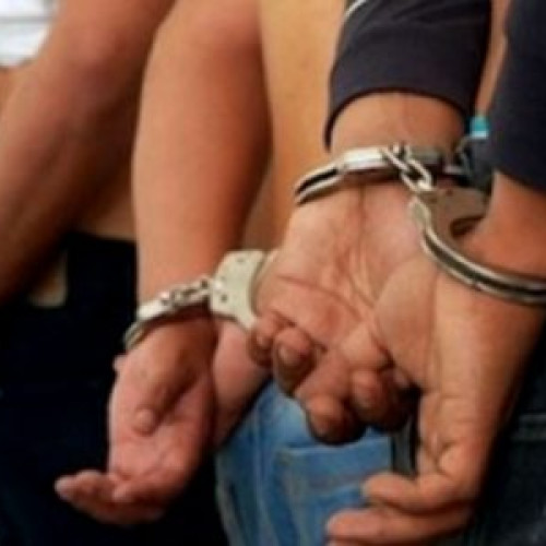 Tinerii sechestrați de prieteni de pahar, agresiune și arestări în județul Suceava