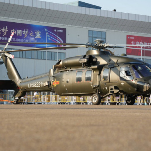 Armata chineză prezintă noul elicopter Z-20J în cadrul celui mai mare show aerian