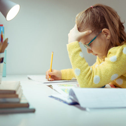 Studiu: Eficiența temelor pentru acasă crește cu sprijinul părinților