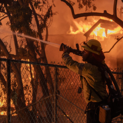 Incendii devastatoare pe Coasta de Est și Vest a Statelor Unite