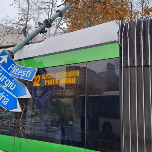 Incident în zona Unirii: Un stâlp de iluminat a căzut pe un tramvai