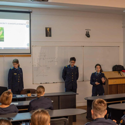 Elevii de la Colegiul Militar "Mihai Viteazul" au realizat experimente inedite de fizică și chimie