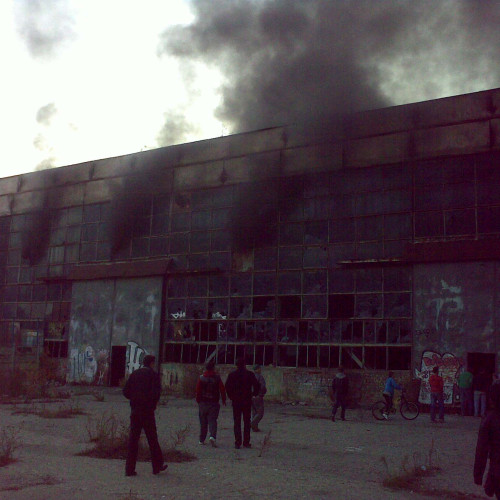 Intervenție a pompierilor la un incendiu pe str. 13 Decembrie