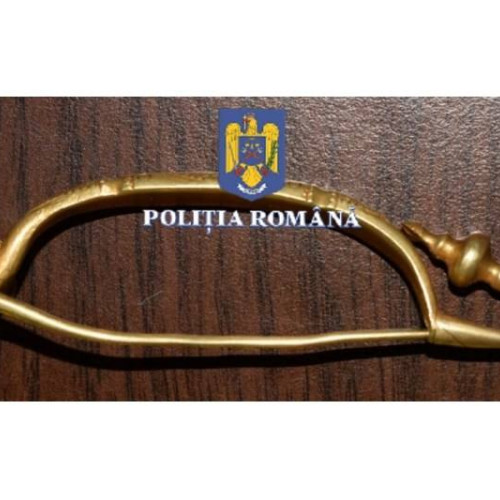 Polițiștii din Hunedoara recuperează o bruxă din aur din patrimoniul național cultural