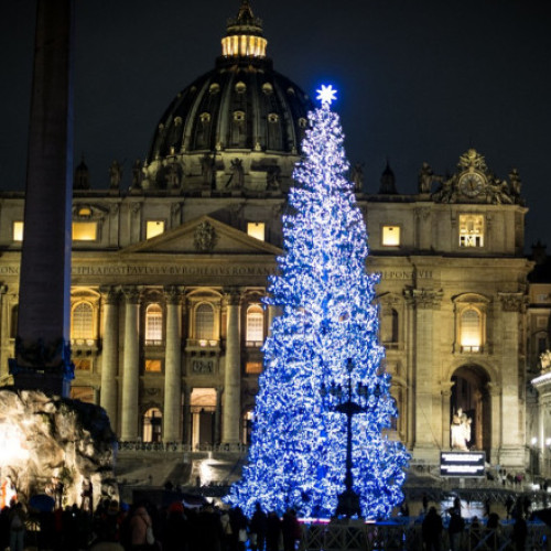 Activistii de mediu din Trentino se opun taierii unui brad de 200 de ani pentru Craciunul Vaticanului