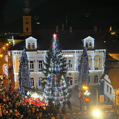 Săcele se pregătește pentru sărbătorile de iarnă cu ornamente luminoase