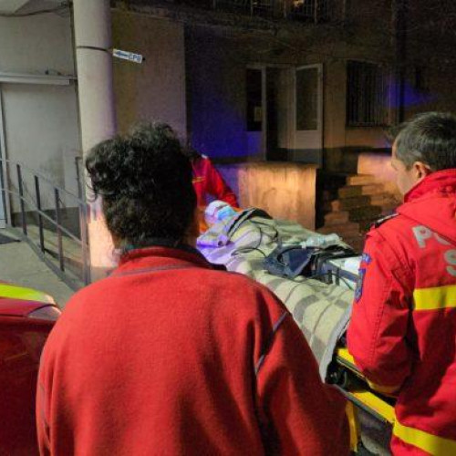 Un copil de 8 ani, ars pe față și cap, transportat de urgență la Iași