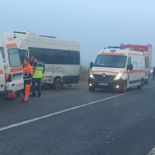Accident rutier între un autoturism și un microbuz școlar în județul Iași