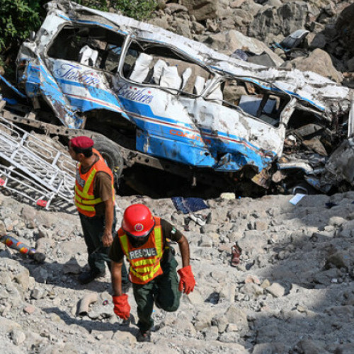 Accident tragic în Pakistan: 14 morți după ce un autocar a căzut într-un râu
