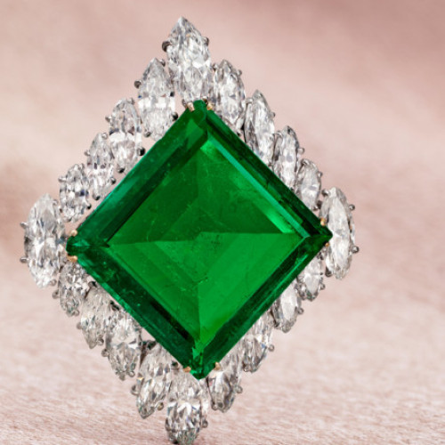 Un smarald verde rar, vândut pentru aproape 9 milioane de dolari la Geneva