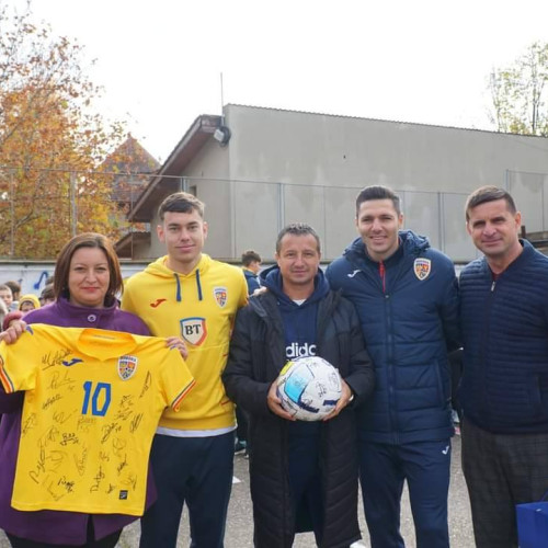 Fericire mare în Târgoviște: fotbaliștii Naționalei U20 vizitează elevii