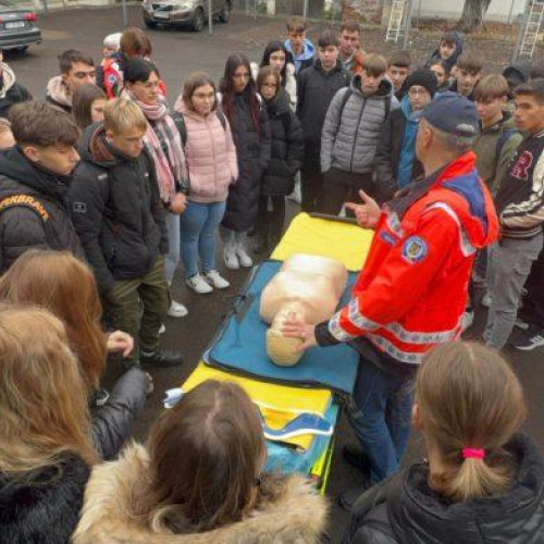 Peste 40 de elevi ai Liceului Dimitrie Negreanu vizitează Serviciul Județean de Ambulanță Botoșani