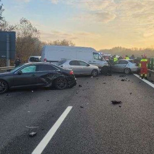 Accident rutier pe autostrada A3: 26 de persoane asistate medical