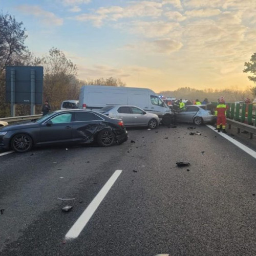 Carambol pe A3 la Rafov: 12 autoturisme implicate, două persoane transportate la spital