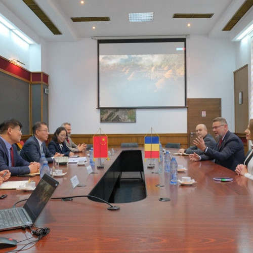 Viceprimarul Dan Ghita întâmpină o delegație din Qingdao, China, pentru o cooperare viitoare