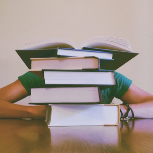 Peste 20% dintre românii de peste 18 ani au citit între una și cinci cărți în 2023