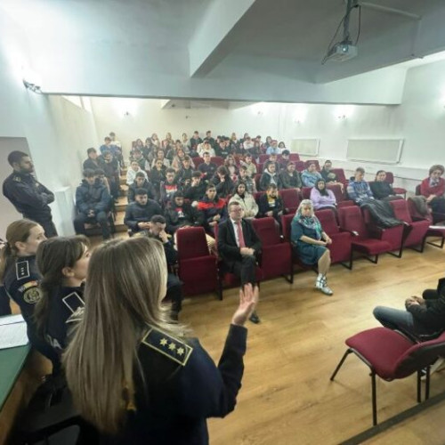 Polițiștii vranceni și Penitenciarul Focșani continuă proiectul de prevenire a consumului de droguri