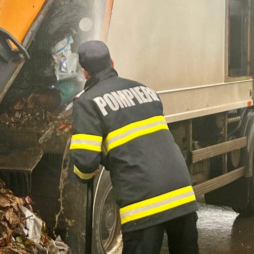 Incendiu la o autospecială de gunoi în Botoșani