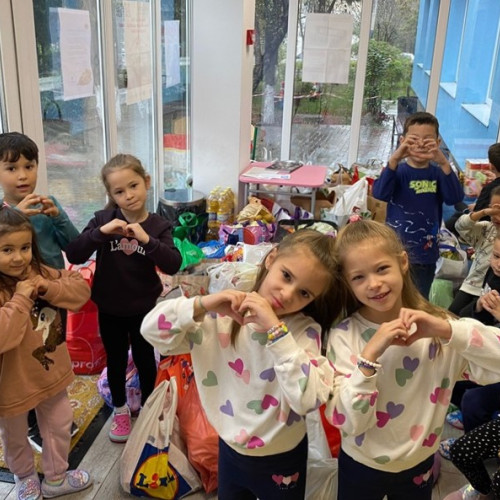 Grădinița Amicii donează alimente seniorilor din Negru Vodă