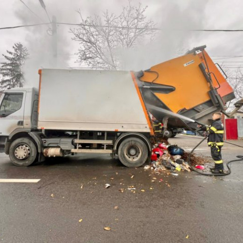 Incendiu la o autospecială de ridicare a deșeurilor în Săveni