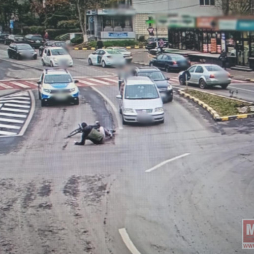 Biciclist acrosat într-un sens giratoriu din Botoșani