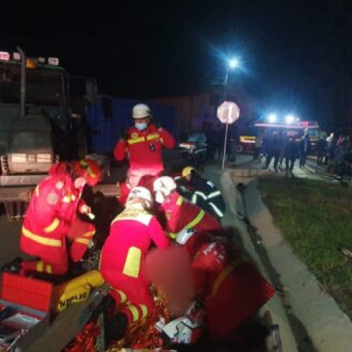 Moped spulberat de un tractor la Bosanci, două persoane implicate în accident