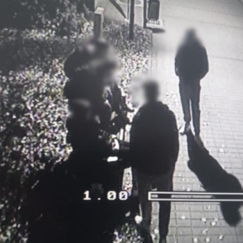 Tineri mustrați de polițiști pentru comportament necorespunzător pe Pietonalul Unirii