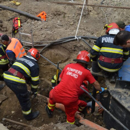 Patru muncitori surprinși sub un mal de pământ în localitatea Săpoca