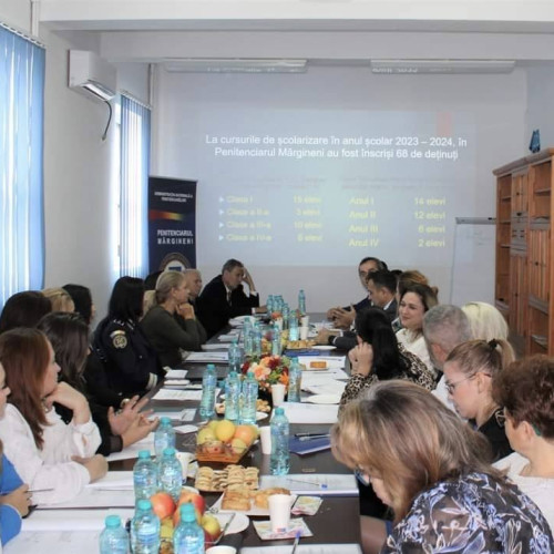 Sesiune de lucru pentru reintegrarea socială a persoanelor private de libertate la Dâmbovița