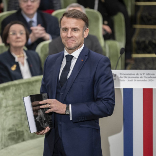 Noua ediție a dicționarului limbii franceze a fost prezentată președintelui Macron