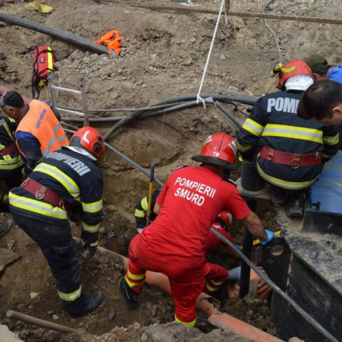 Un muncitor a fost prins sub un mal de pământ în timpul lucrărilor de canalizare