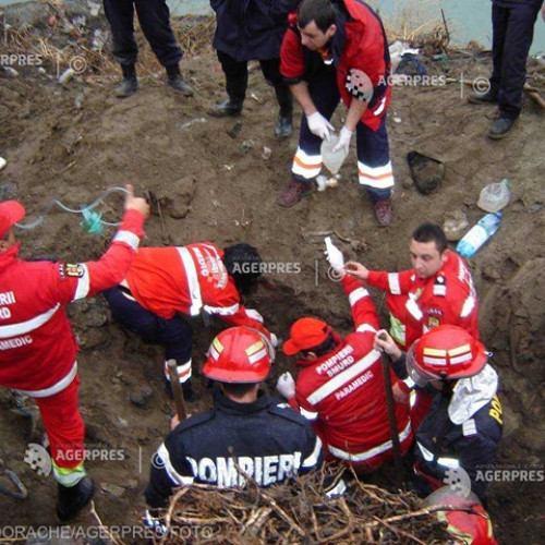 Patru muncitori surprinși sub un mal de pământ în județul Buzău